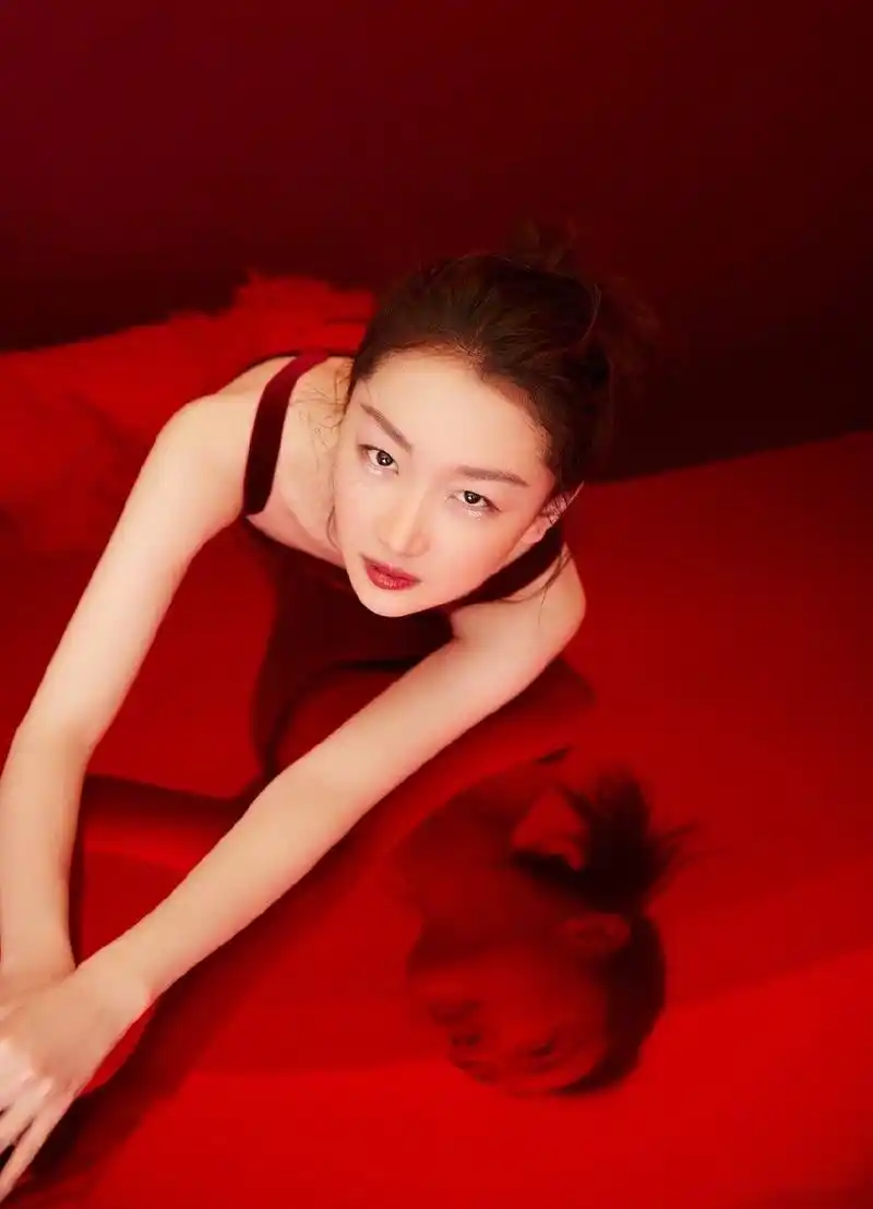 周冬雨身着一身优雅红色长裙,美艳动人.