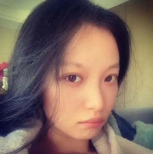 倪妮晒纯素颜照,没有一点明星架子,眉毛意外成讨论焦点!