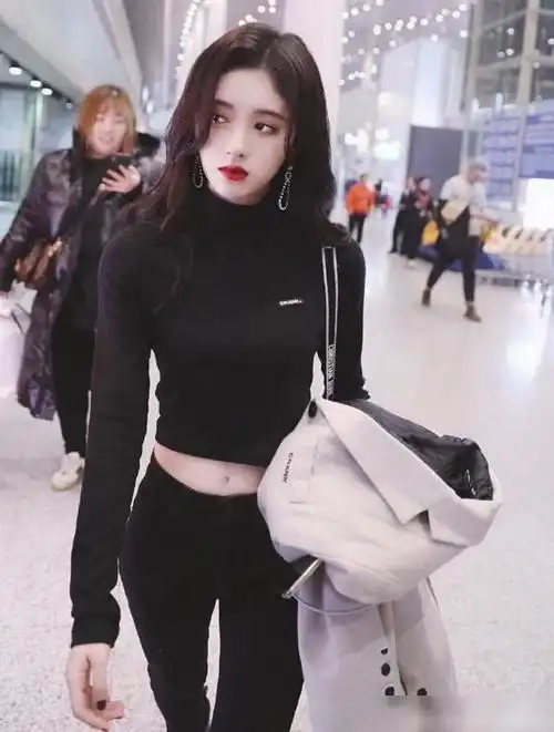 鞠婧祎露脐装现身机场,小蛮腰太美,低头吹空调卖萌!