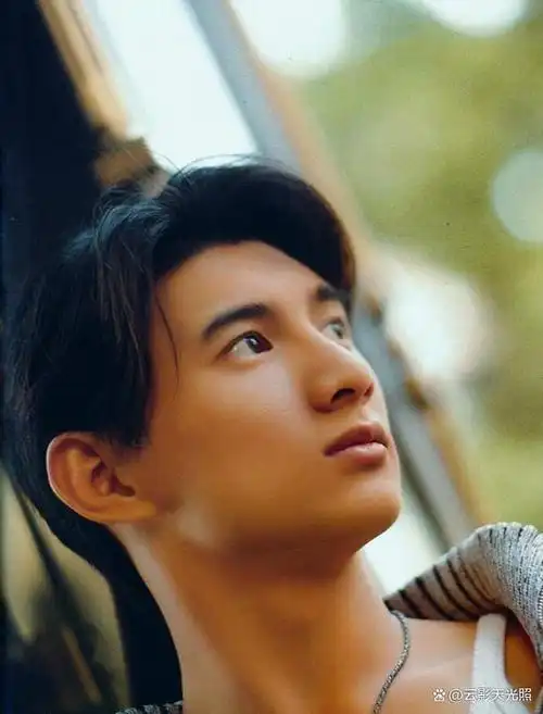 吴奇隆带儿子现身横店,探班刘诗诗,和霍建华一样女主外男主内?