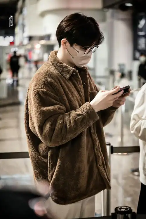 陈立农机场饭拍,棕色毛绒外套眼镜造型,帅气农农开工啦08#陈立农