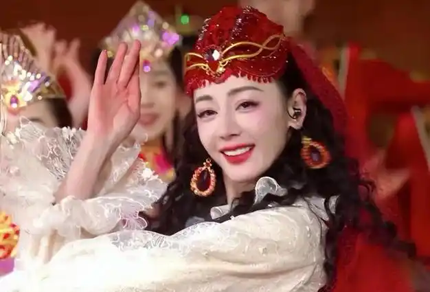 迪丽热巴春晚摔跤,轻微骨裂太心疼,总导演:真是没选错人|唐嫣|胡歌