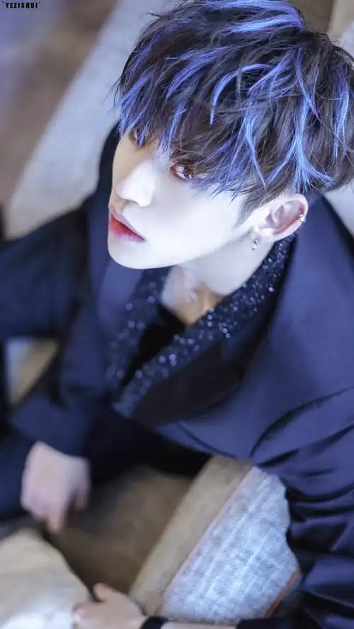 小鬼挑染蓝发造型