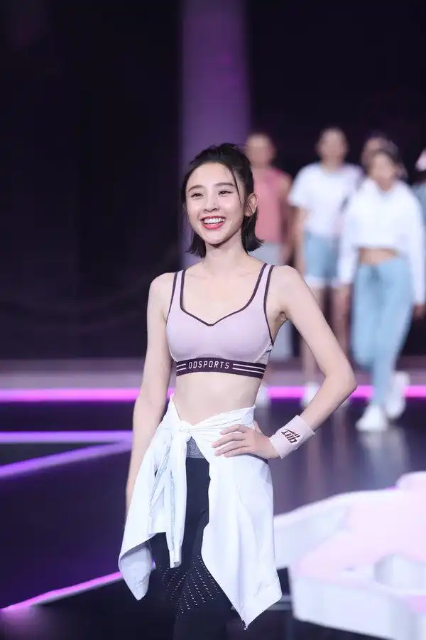 唐艺昕蜜月归来火速营业,运动装备炫"腹"秀身材