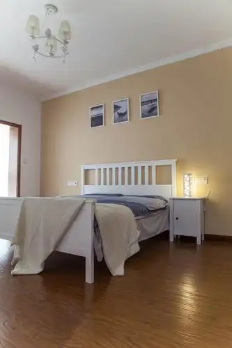 主卧室,背景墙面刷了一个咖啡色系颜色的