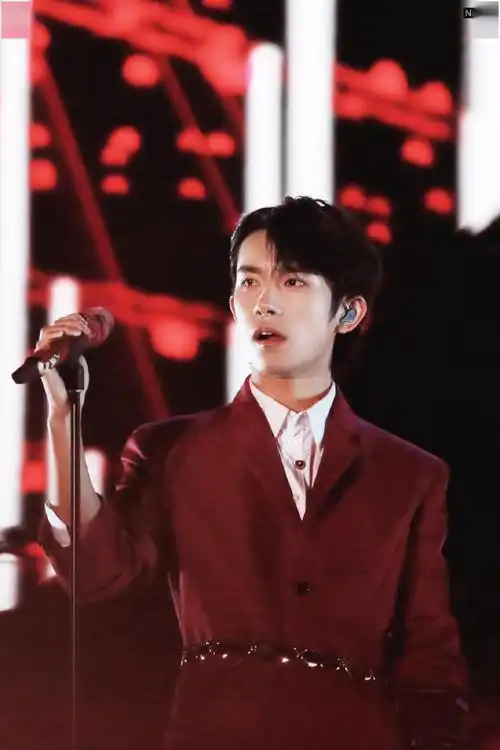 易烊千玺立麦杀合集舞台小王子魅力满分