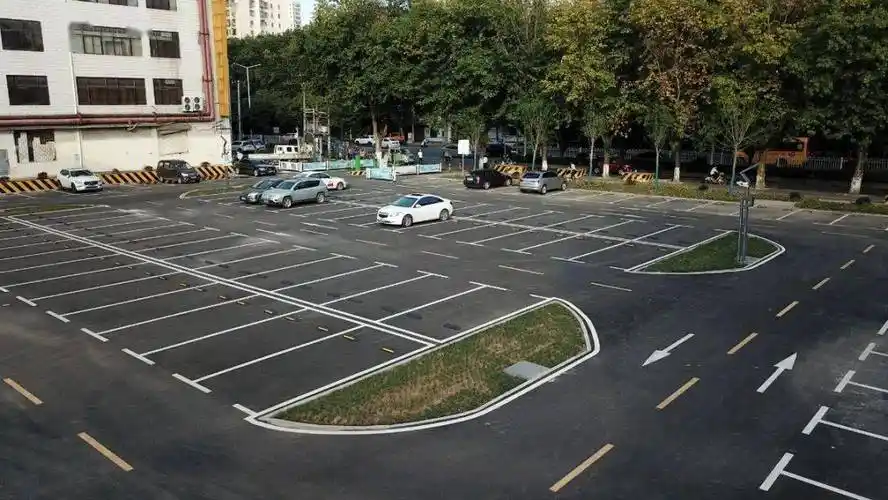 襄阳又一停车场投入使用