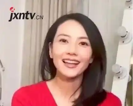 高圆圆产后上镜略有变化玫红色上衣很显白清纯气质没有变