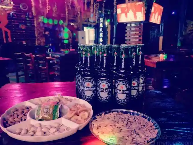 消费者反映:迪吧酒水太贵超市或商店里几元钱一瓶的啤酒到了酒吧,夜