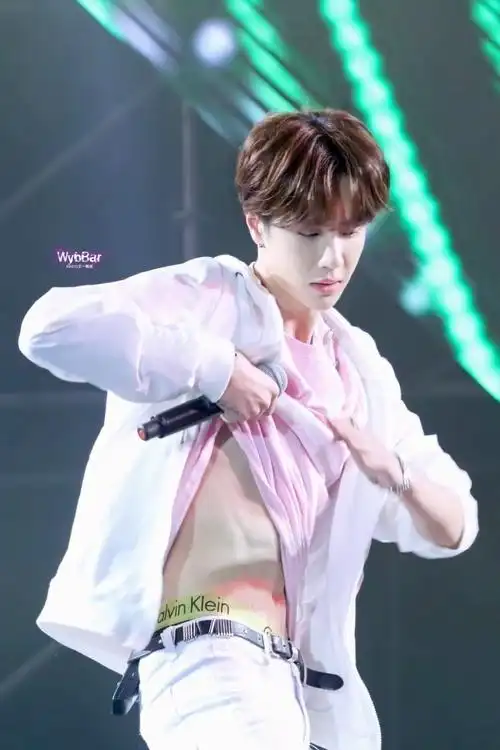 粉色好 好就好在哪儿哪儿都好#王一博裸粉色金扣外套##王一博这就是