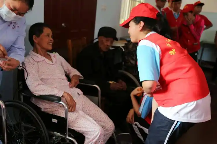 雷锋精神伴我行――德保三中师生前往养老院 开展看望慰问老人活动