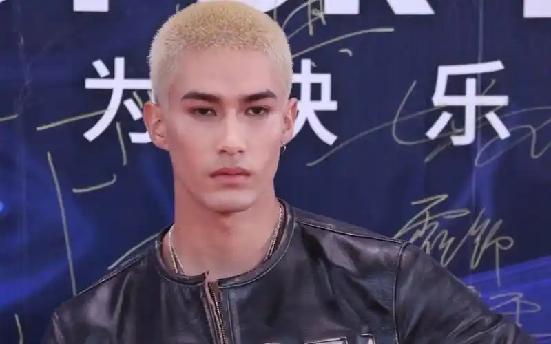 【戏客现场】tmea音乐盛典米卡来啦!机车夹克造型亮相,别太帅了