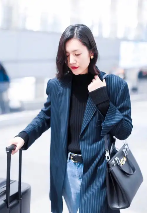 论私服还是刘雯会穿!西装外套搭配阔腿裤,看完感觉我又恋爱了