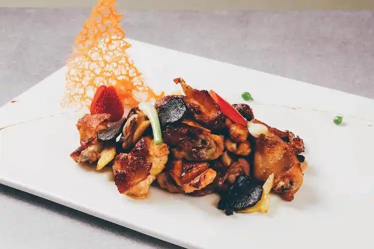 店内亦提供部分新派改良粤菜,例如在清远鸡