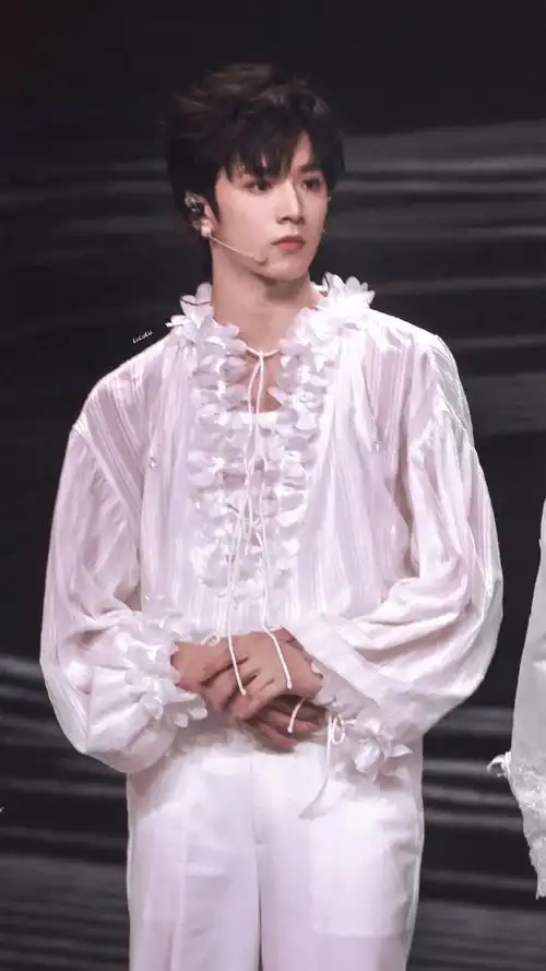 刘耀文美拉德西装##新声唱作人刘耀文