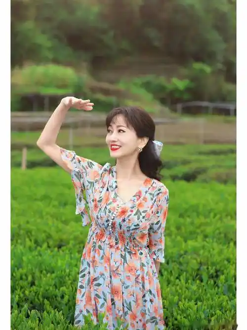 64岁赵雅芝的清新写真,展现出无法抵挡的迷人魅力!