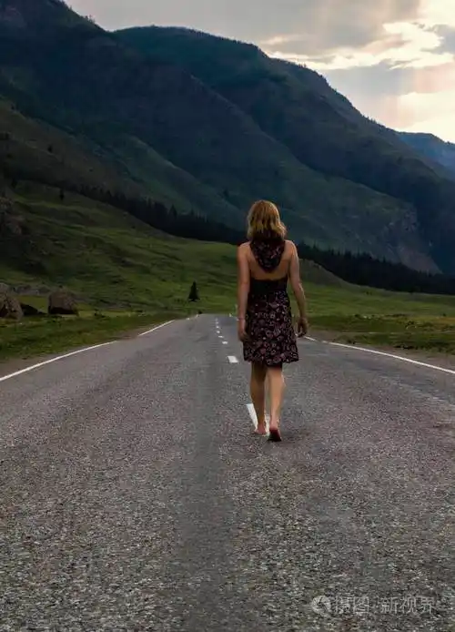 一个赤脚的女人沿着山路走旅游旅游和人的概念