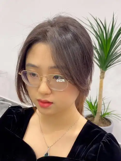 适合戴眼镜的宝宝剪的八字刘海