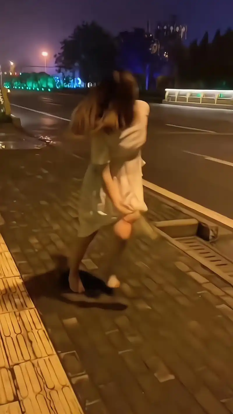 女子喝醉光脚走在路上,朋友拍摄记录她的丑态:看你清醒了怎么办