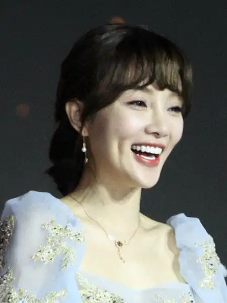 李小璐出席活动亮相红地毯 天蓝色大裙秀美腿