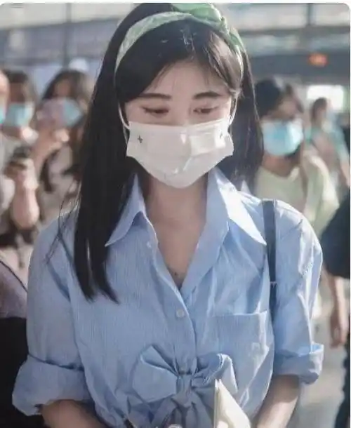 鞠婧祎舍弃韩式半永久,朴素打扮太亮眼,清新过初恋_机场_女孩子_化妆