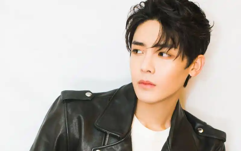 侯明昊酷帅写真图片桌面壁纸