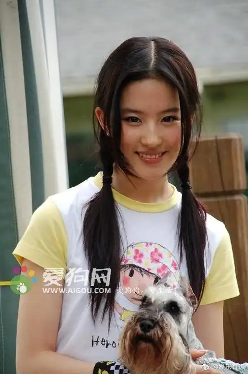 刘亦菲15岁拍照花絮视频##刘亦菲撸狗旧照