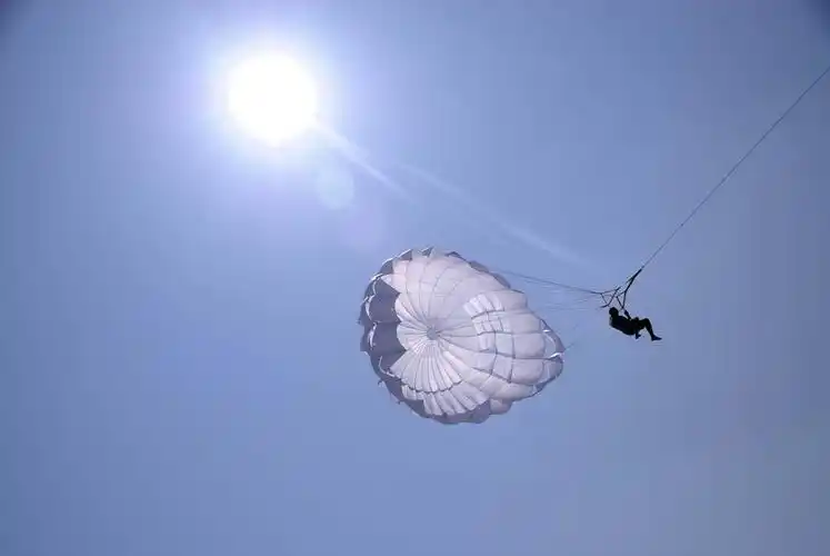 打开机舱的那一刻,我们为什么没有配降落伞