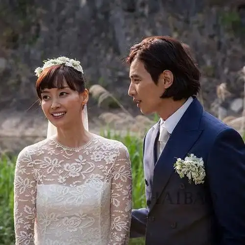 元彬和李娜英在江原道旌善郡某民俗村内举行了婚礼