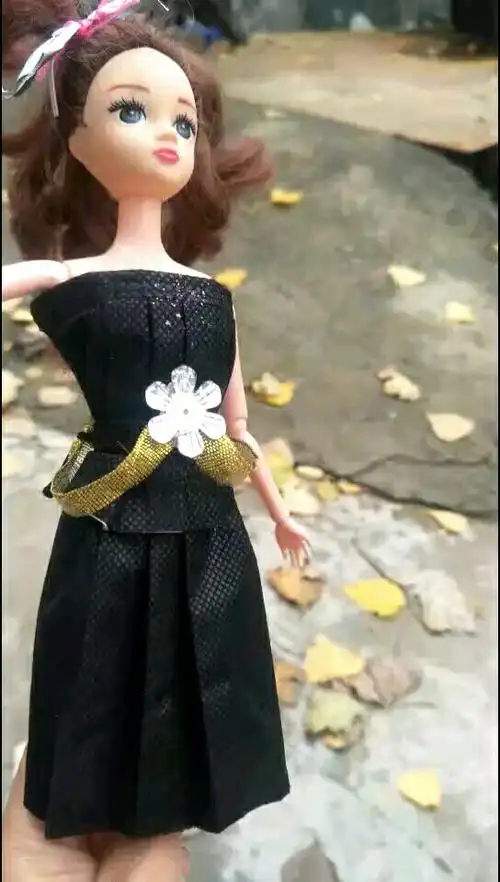 宝贝用口罩给芭比娃娃做的裙子-度小视