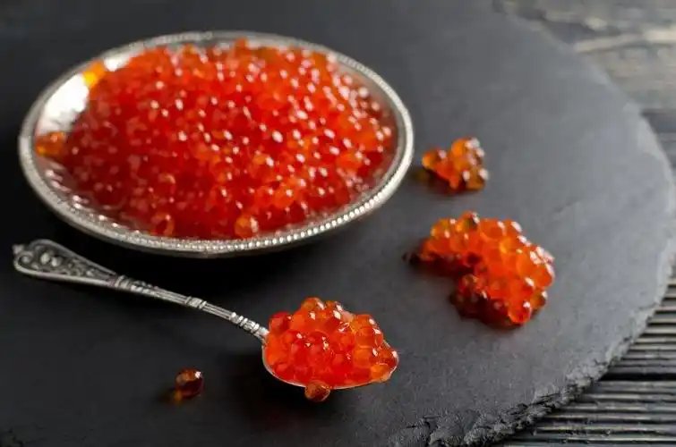 红色鱼子酱图片-木制背景碗中的红色鱼子酱素材-高清图片-摄影照片-寻