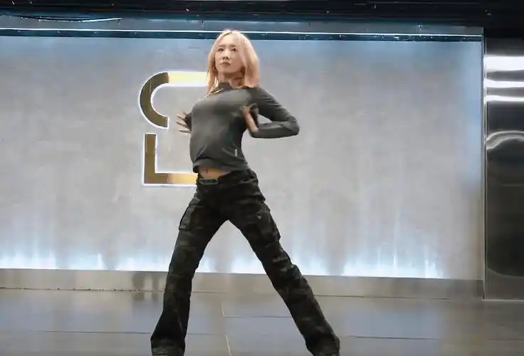 孟美岐模样大变家中穿紧身衣跳热舞开演唱会门票无人买