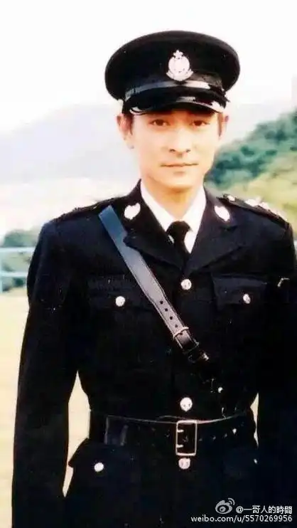 小的们,舔屏吧!#刘德华#军装照,骑马照帅气来袭