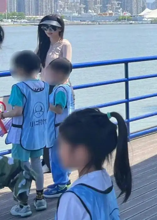 angelababy带儿子做公益,紧盯小海绵太有爱,打扮时髦却不合群!