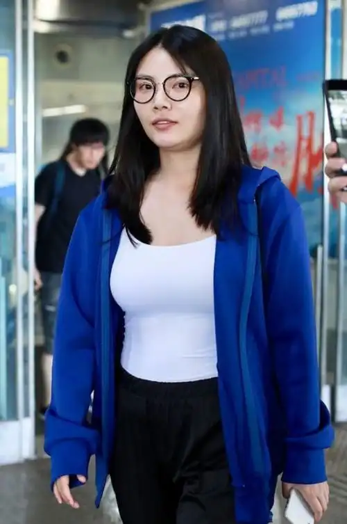 徐冬冬的好身材藏都藏不住穿卫衣搭配宽松裤看着真有曲线美