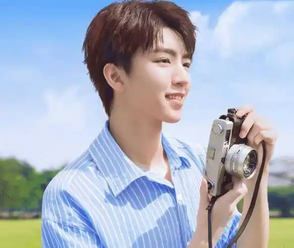 99年出生的王俊凯非常的时尚,不过因为长了一张阳光的脸,所以看着有