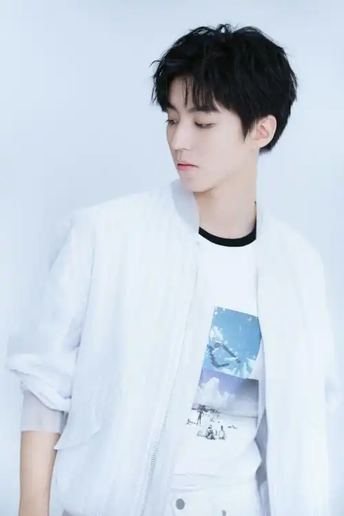 双重魅力让人着迷不已～分享一组王俊凯白色系服饰帅气神颜图照合集