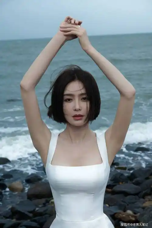 秦岚海边写真大片,身穿白色长裙尽显好身材,是恋爱的状态没错了_姐姐