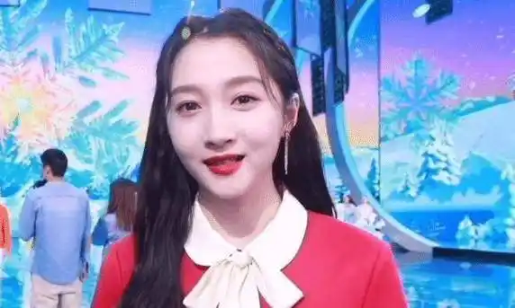 王俊凯等关晓彤彩排,迟到也不生气,小凯主动打招呼,生图也是巴掌脸