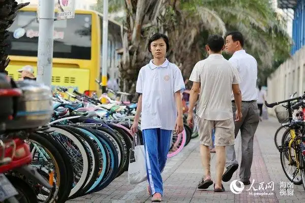 "校服新政"出台一年多 海南学生仍穿"老样式"