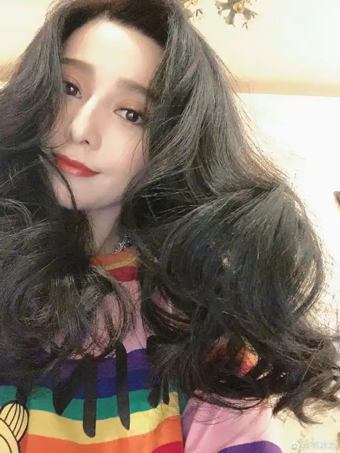 范冰冰大波浪卷发配红唇气场足明艳撩人