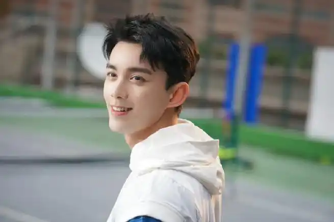 吴磊蓝白运动风随拍##吴磊球场随拍