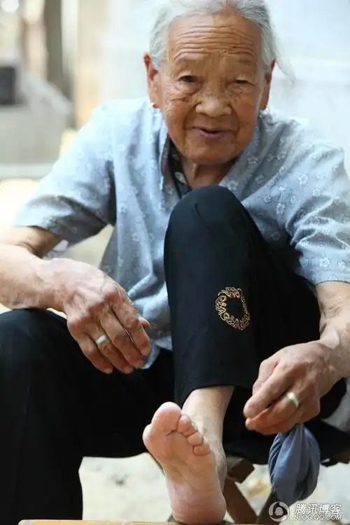[三寸金莲缠足史事]