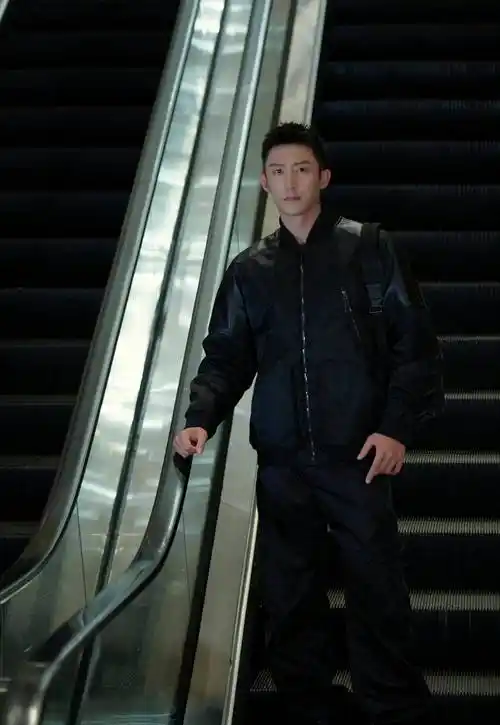 娱乐圈服兵役第一人,黄景瑜新剧出演消防员,硬汉气质荷尔蒙爆棚_黑色