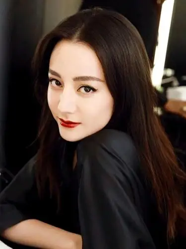 94迪丽热巴自出道以来,超高的颜值吸引了一大波粉,不_圈子-新氧美容