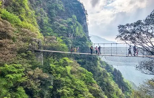 5月4日,游客在武功山景区福星谷许愿桥欣赏美景.