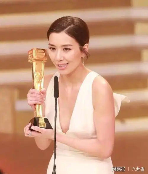 黄智雯凭《三个女人一个因》获视后,tvb的未来"佘诗曼接班人"