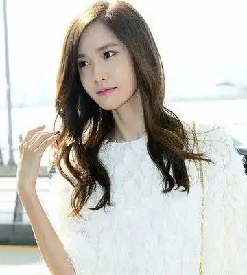 少女时代林允儿卷发发型演绎超强唯美气质风范