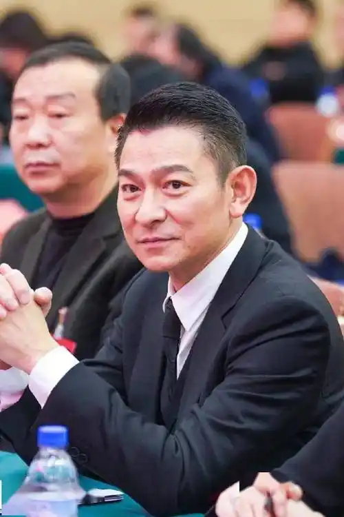 62岁刘德华告诉你:发型一丝不苟,裤子短一截,到老也不油腻_头发_造型