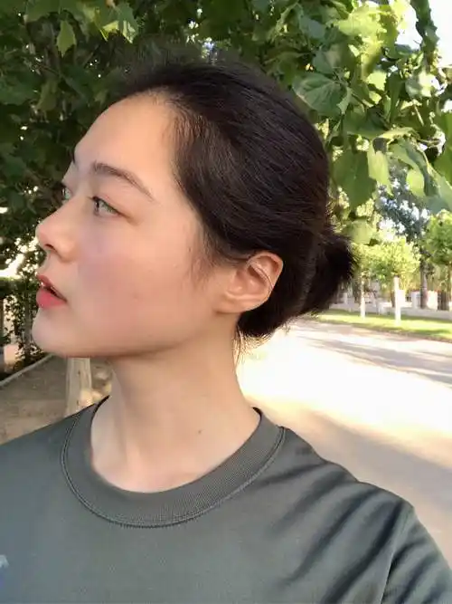 除了偶尔冒两颗姨妈痘,有点斑以外其他都挺好,不油的中性皮肤